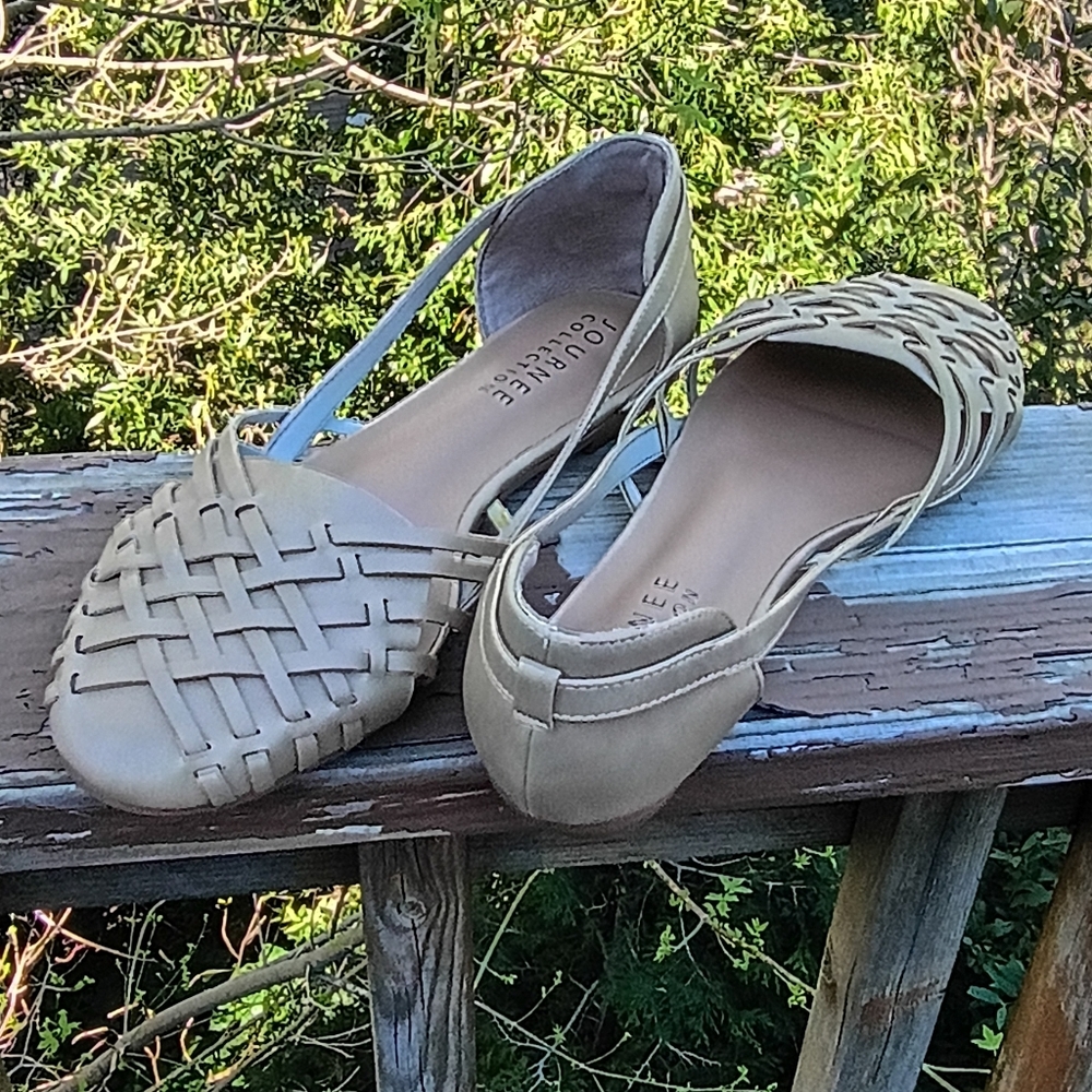 Journee Collection Tan Ekko Flat Sandals sz 10 NEW
